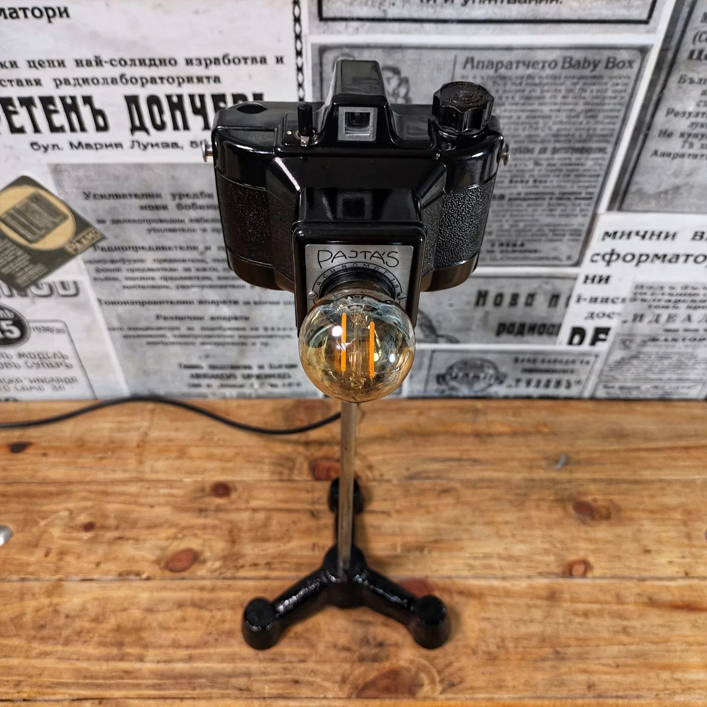Лампи направени от стари фотоапарати.