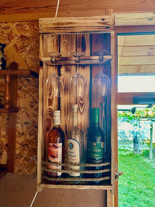 Ръчно изработени стилажи за алкохол и чаши