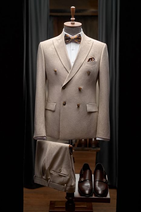 Продам двубортный костюм