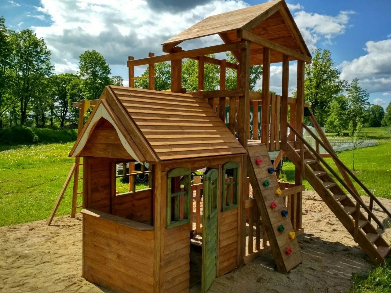 Деревянная игровая площадка для детей. Домик, горка