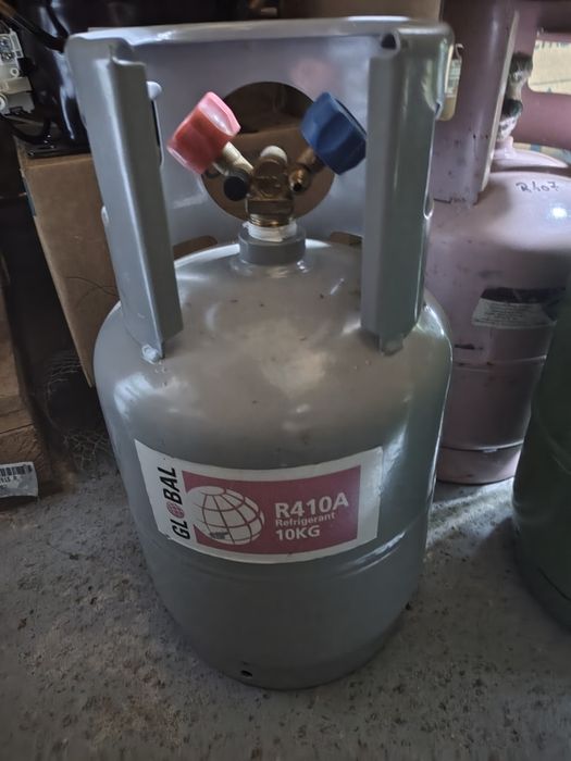 Vand butelii freon cu doi rob inineți 300 lei/buc.