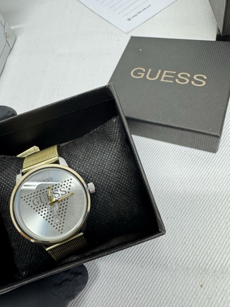 Guess часовник с метална мрежеста верижка, златист и в розово