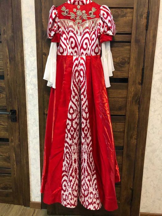 Яркое национальное платье