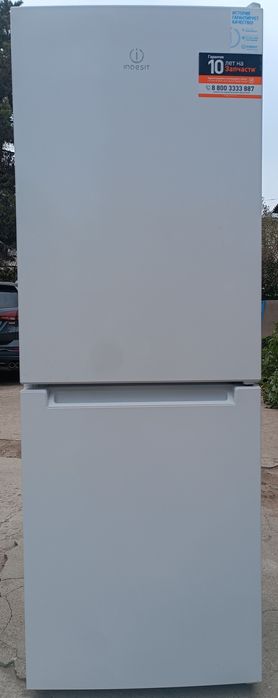 Холодильник indesit в отличном состоянии, почти новый всё работает.