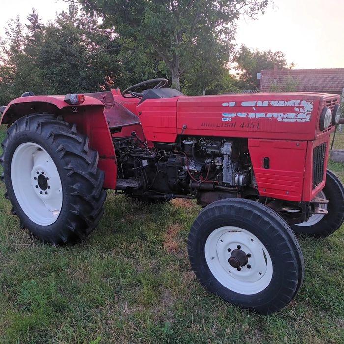 Tractor universal 445