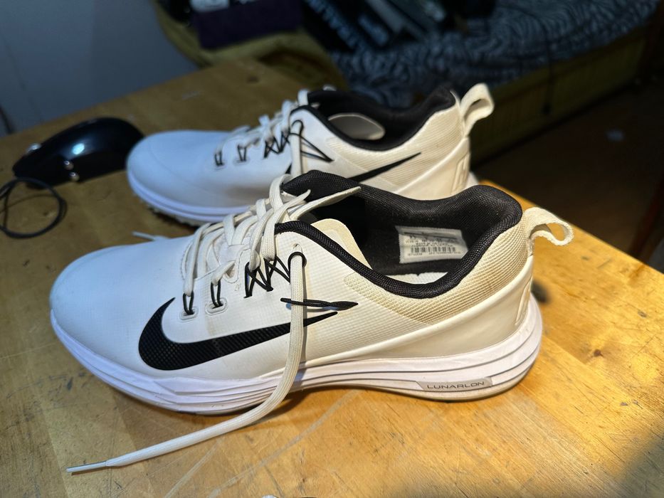 Adidași Nike buni