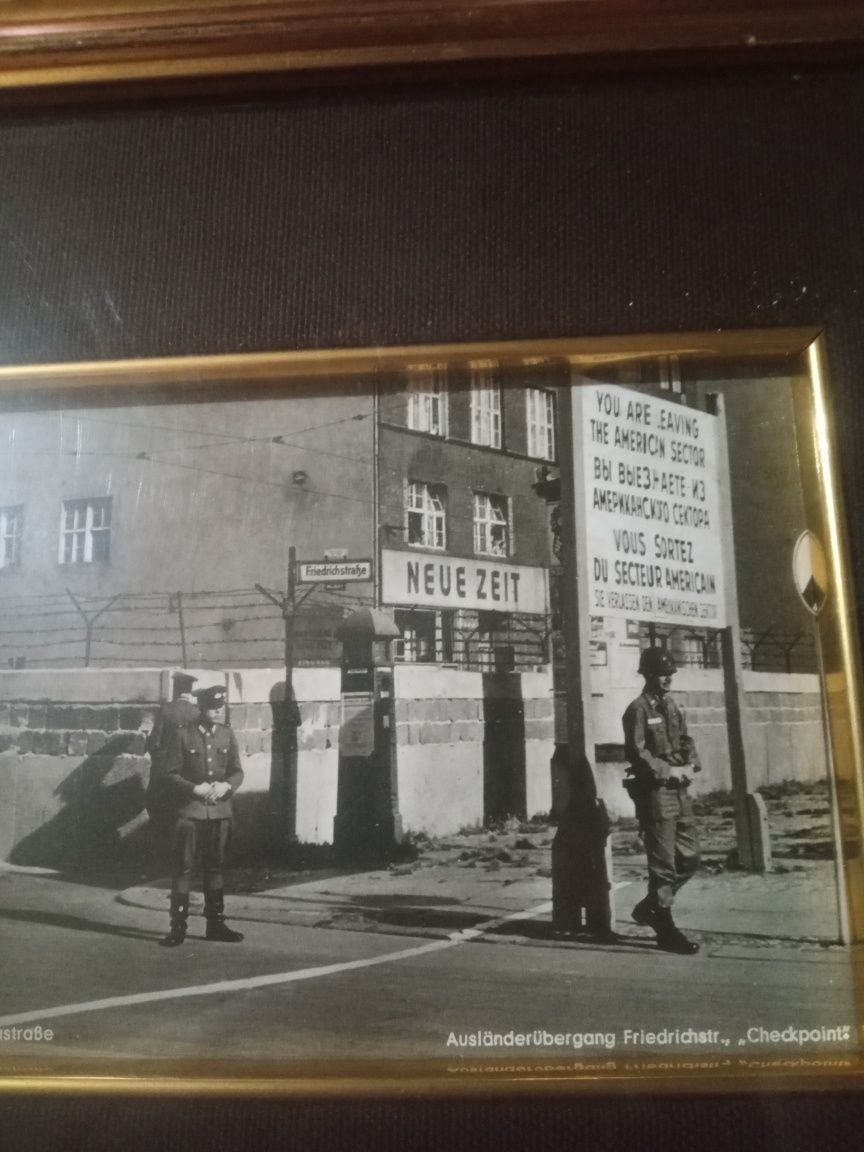 Foto istorică cu punctul de trecere ZIDUL BERLINULUI.