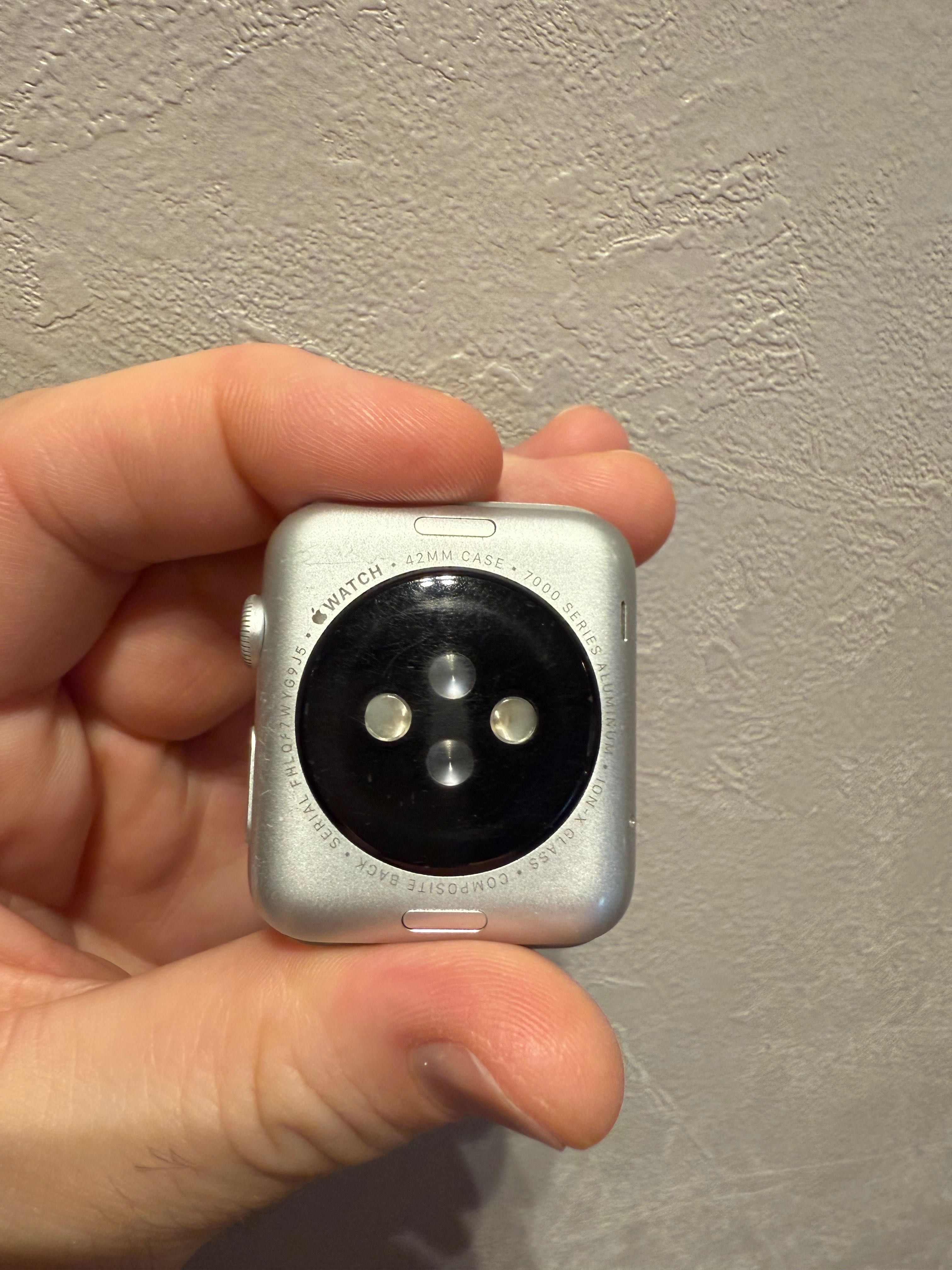 Продавам смарт часовник Apple Watch 42 мм, първа версия.