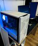 Gaming PC + doua monitoare + periferice: setup complet