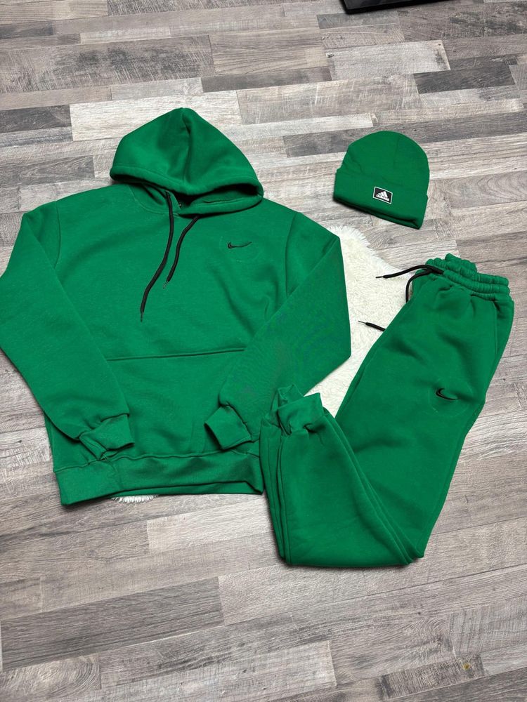 Trenig unisex  toate marimile disponibile    pt adulti