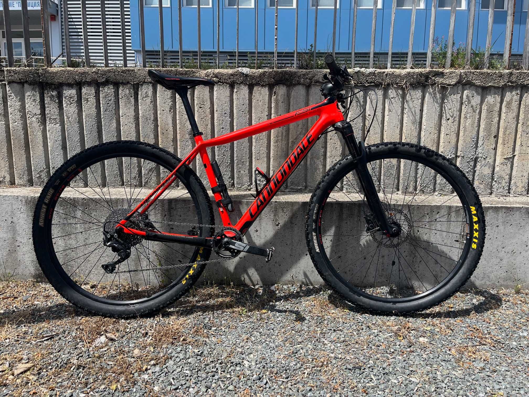 Продавам карбново планиснки велосипед/колело Cannondale F-Si