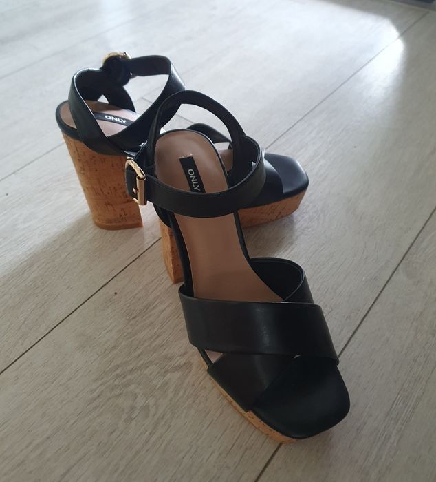 Sandale cu platformă