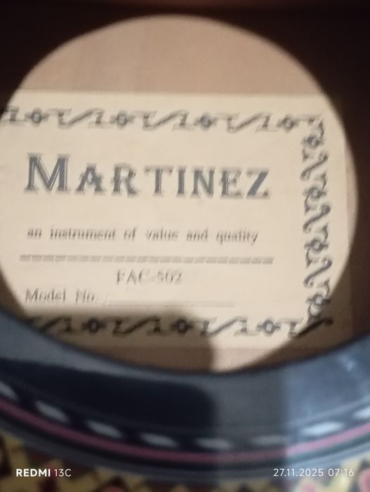Старая сломанная гитара Martinez FAC-502говорят что ценная