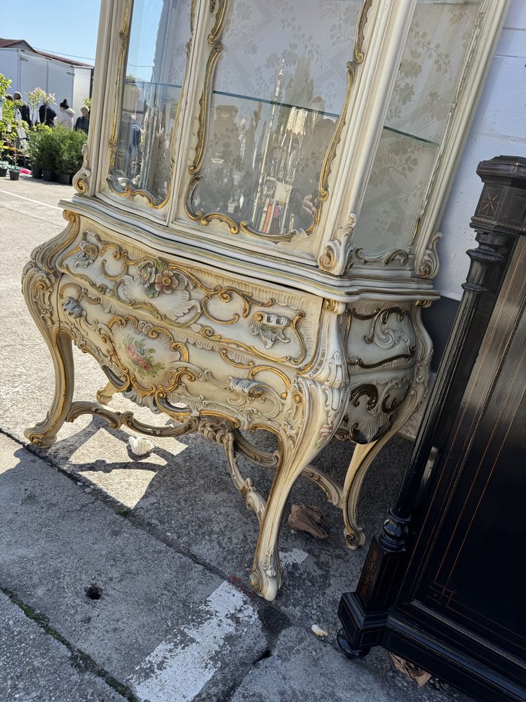 Vitrina din lemn masiv cu sculpturi, stil baroc-venetian