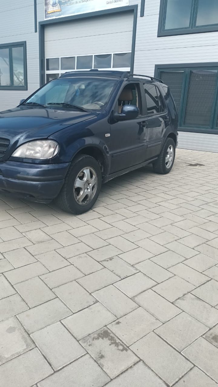 Vând Mercedes Benz ML 270 cdi