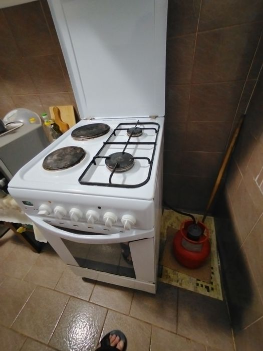 Готварска печка с фурна с котлони на газ  индезит.