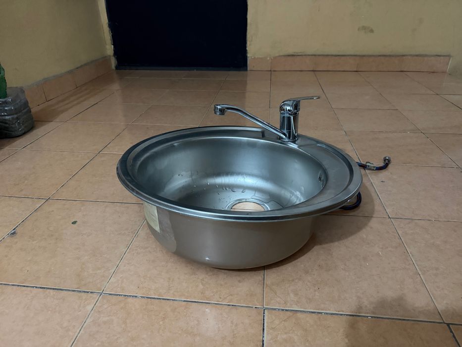 Раковина с смесителями