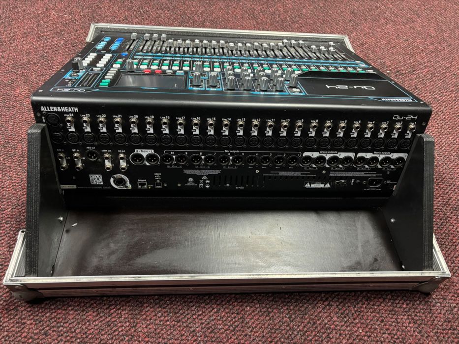Allen & Heath QU-24 cu Case