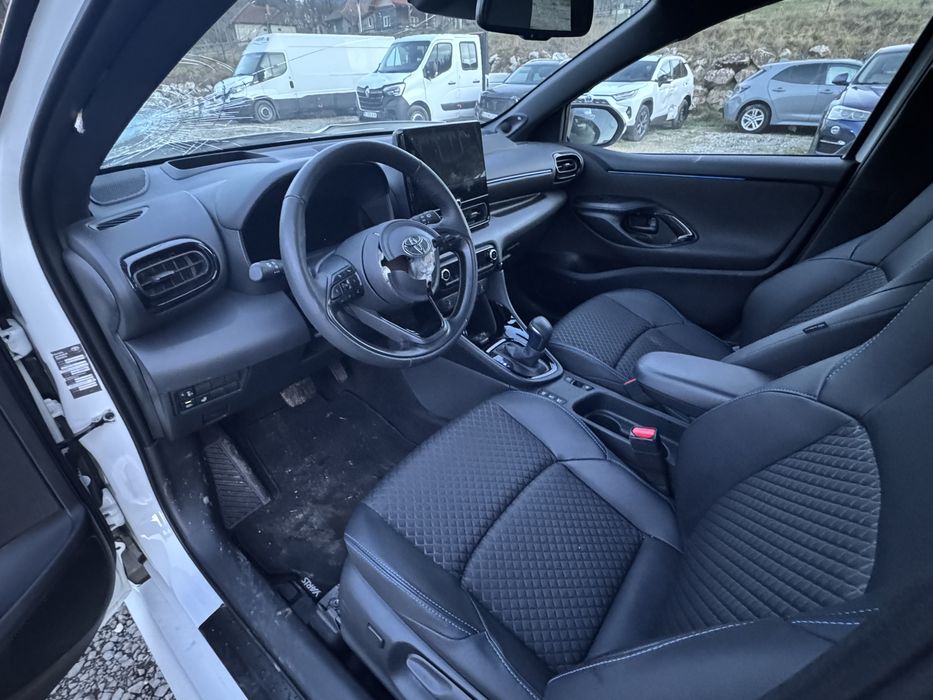 Toyota yaris 1.5 hybrid full extra bitone 2024 avariat