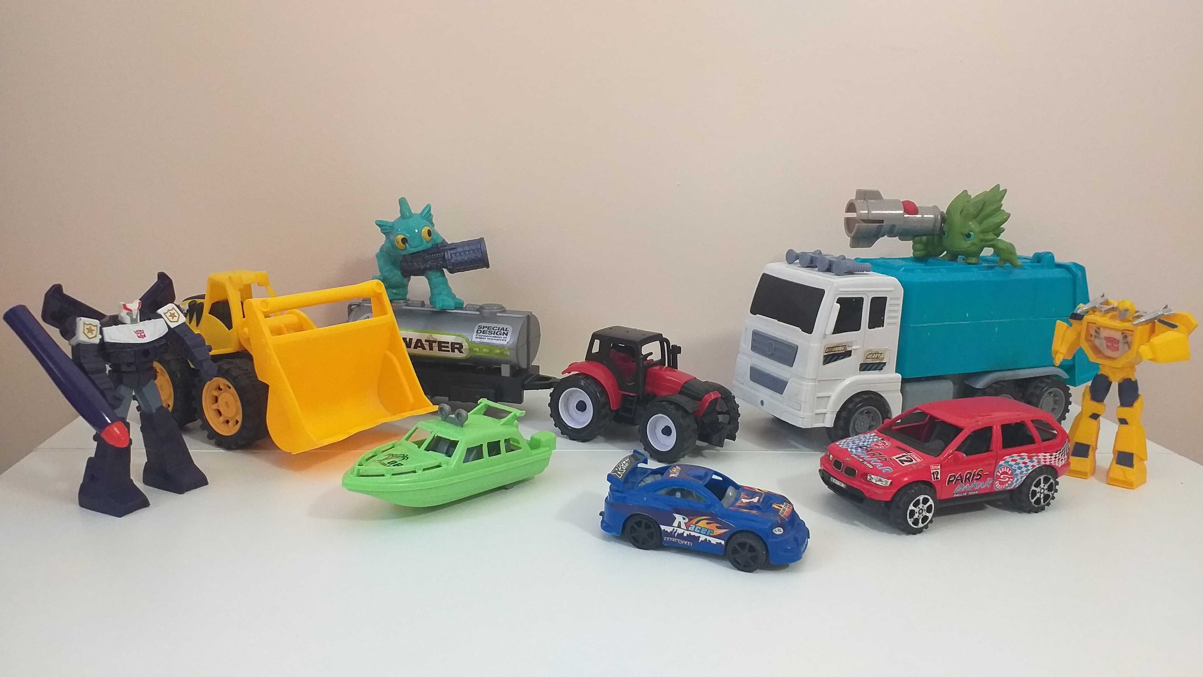 lot diverse jucarii figurine transformers robotei camioane masinute