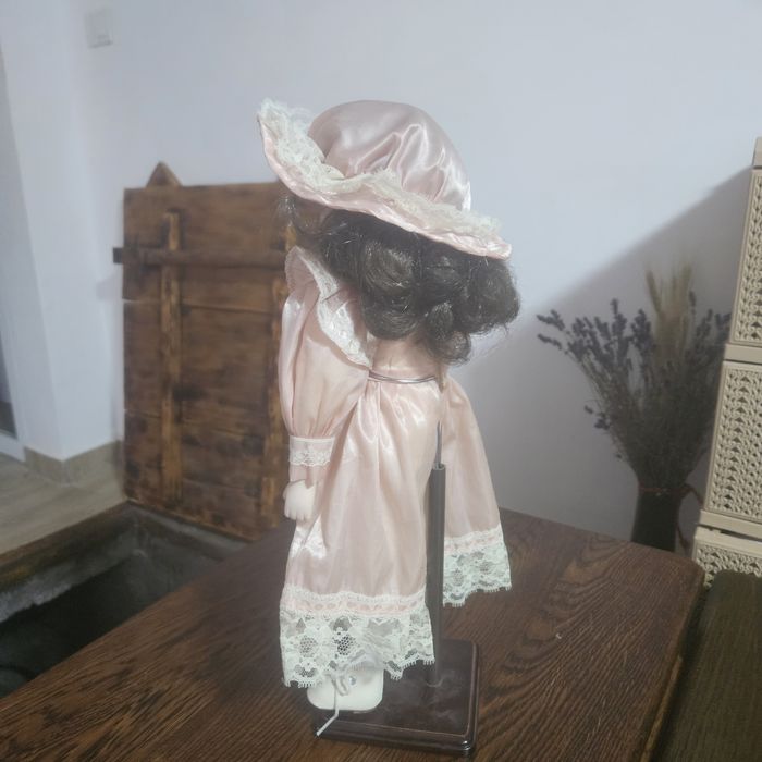 Vând 2 păpuși de portelan