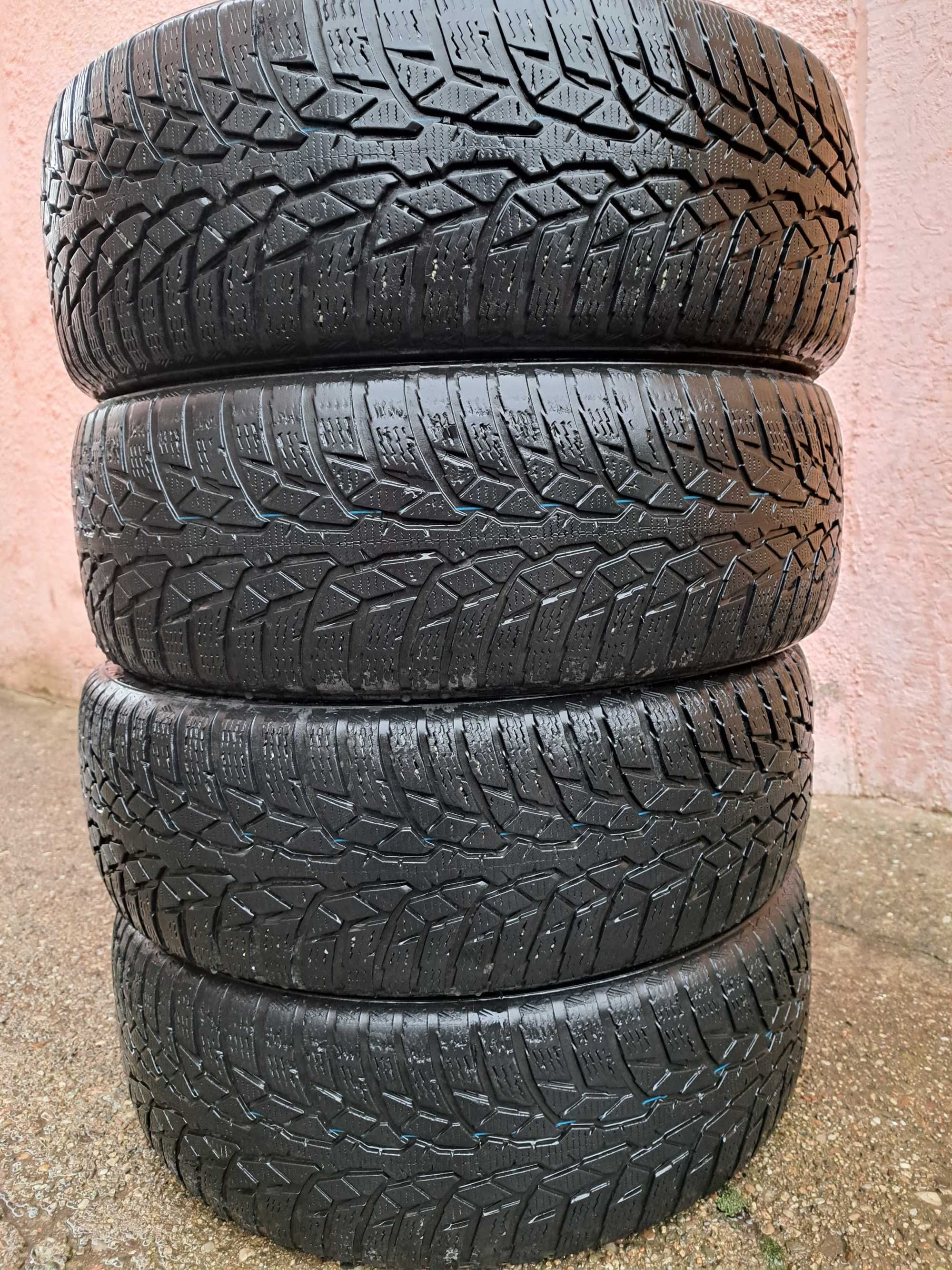 Vând 4 anvelope de iarna NOKIAN WR D4 215/60/R17