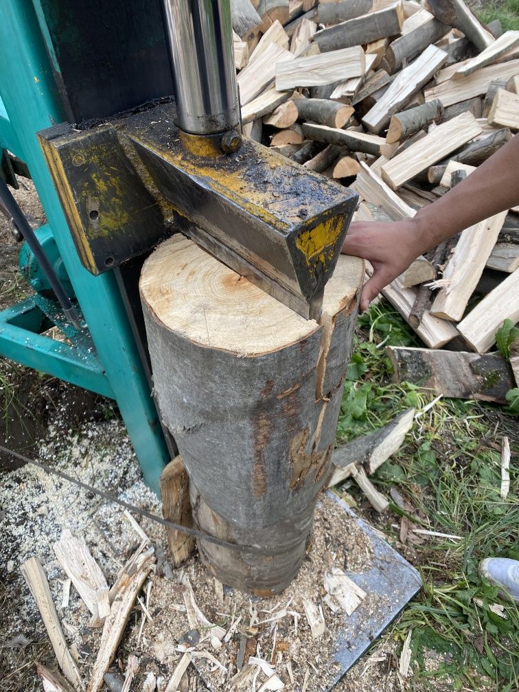 Oferim servicii de taiere si despicare lemne