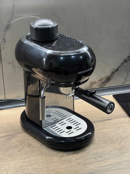Продам кофеварка рожковая Redmond RCM-1521