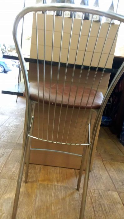 Продавам 2 броя бар столове и 4 друг модел
