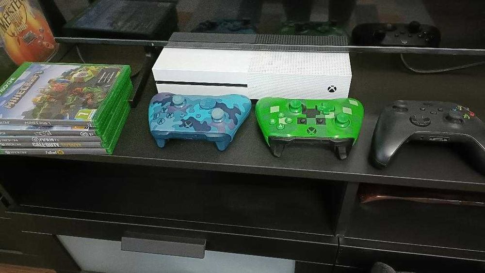 Vând xbox one s 1 tb, cu două controler și cateva jocuri