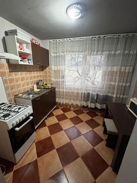Dau spre închiriere un  apartament cu 2 camere gata utilat !