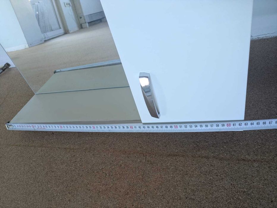 Стенен шкаф за баня с огледало и осветление