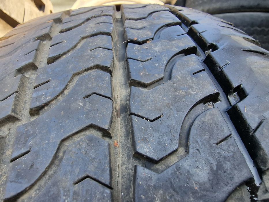 Anvelopă 235/65R16C cu jantă marca Dunlop