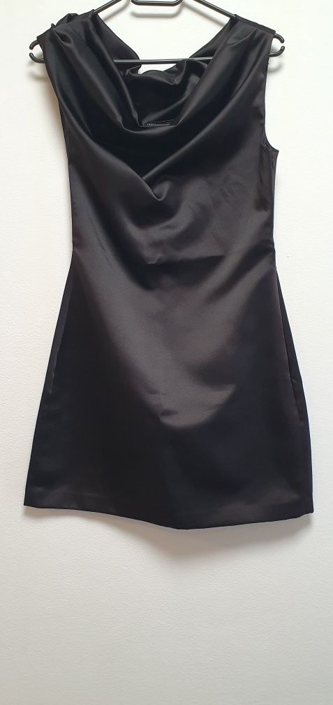 Vând rochie Zara neagra din satin