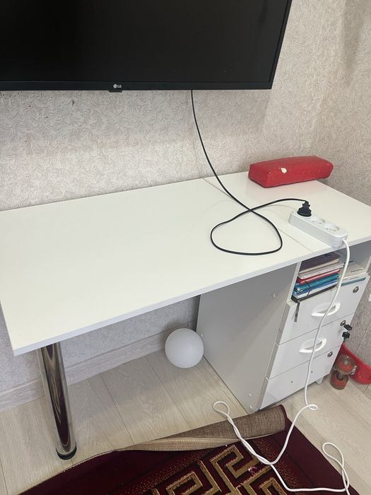 Маникюрный стол ,белого цвета  в хорошем состоянии