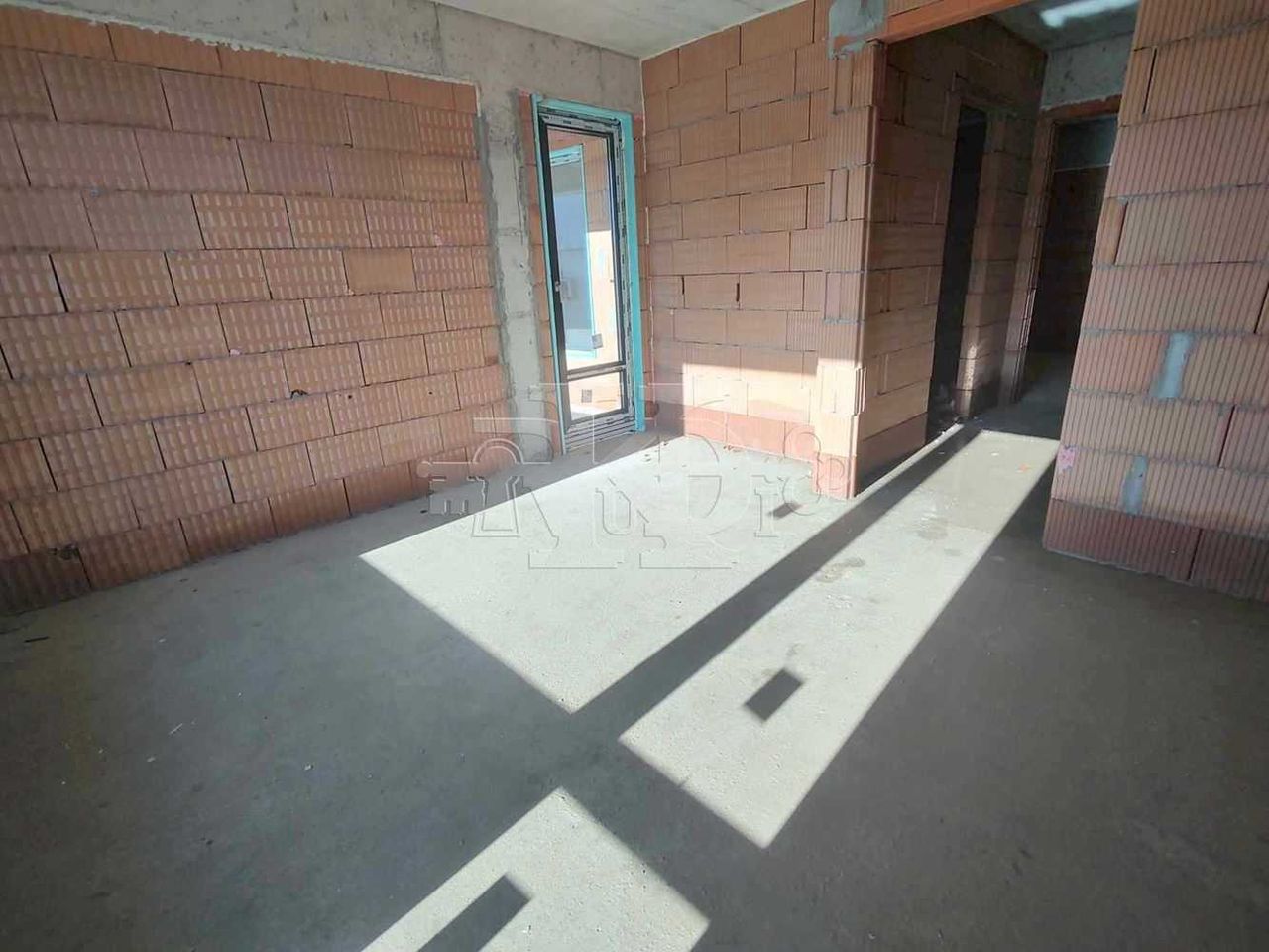 Продава се Тристаен апартамент в Добрич, Център - 87 кв.м за 1065 €/кв.м - Снимка #3