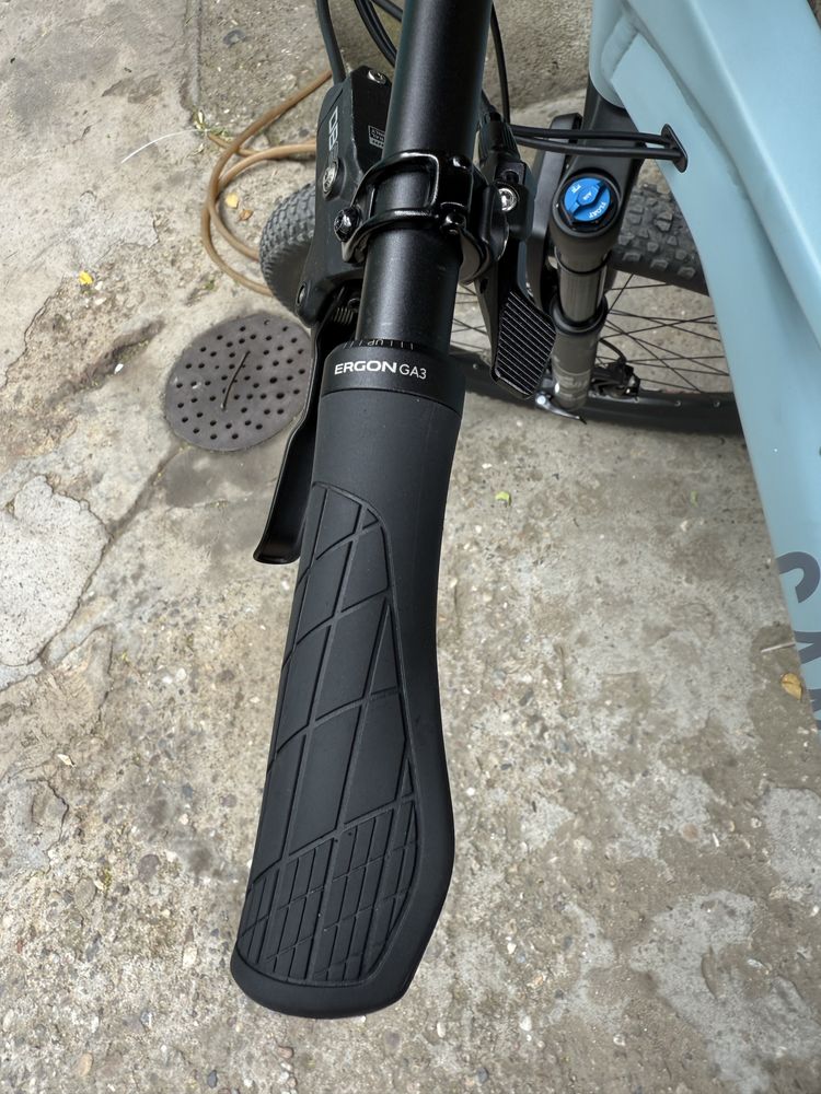 Вилка Suntour XCR, грипове Ergon, дропър, спирачка SRAM DB8