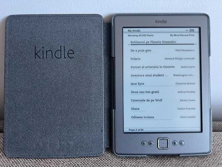 Ebook Reader Kindle 4th gen cu 932 carti in limba romana pe el