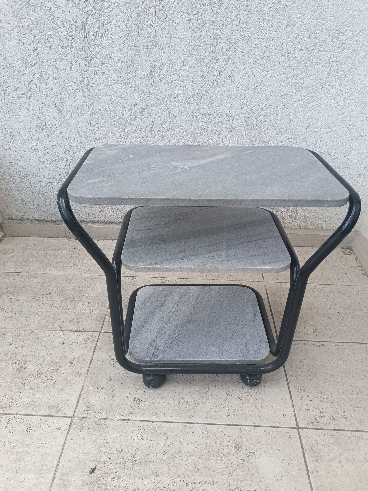 Продавам маса с каменни плочи