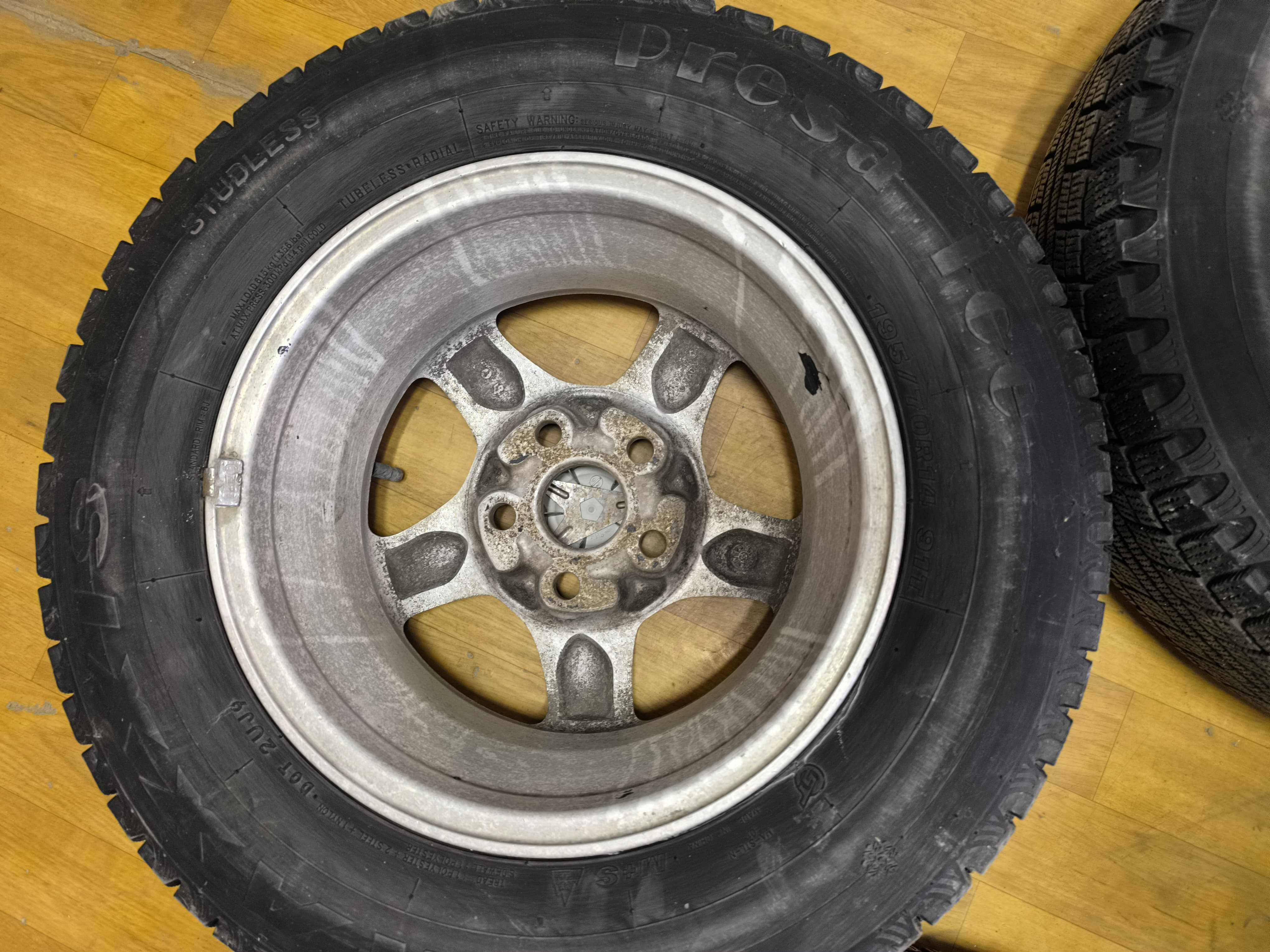 Продам диски R14 5 * 114.3 с шинами  195/70
