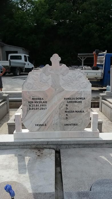 Cruci marmură, monumente funerare,livrare gratuita in tot județul BH.