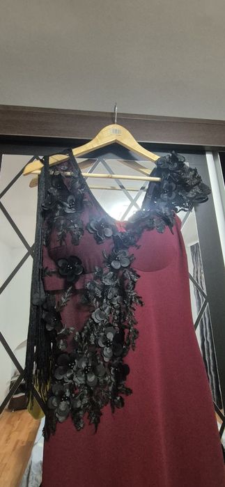 Rochie de seară lungă, de culoare vișinie, cu aplicații