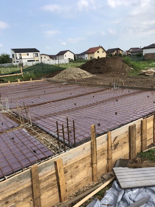 Executam lucrării de construcții , reconsolidare, renovări