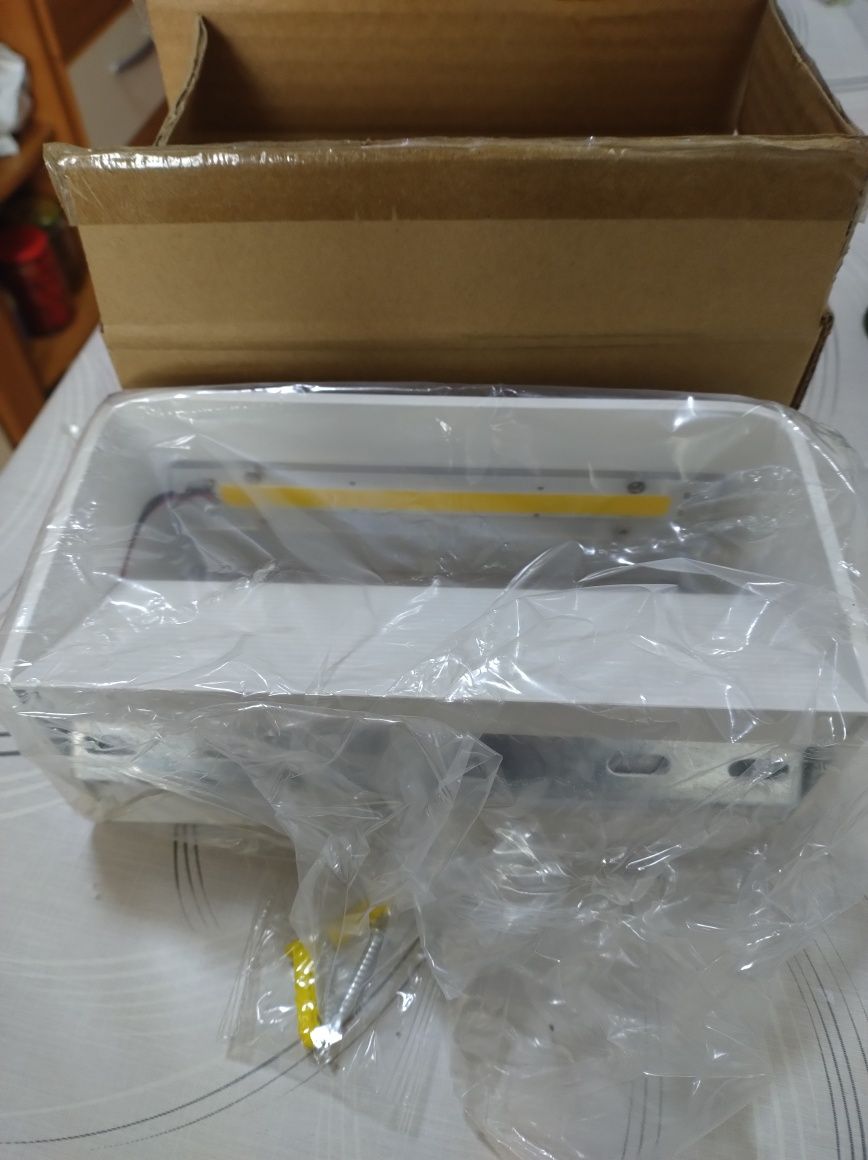 Aplica interior/ exterior case birouri spatii comerciale 8w