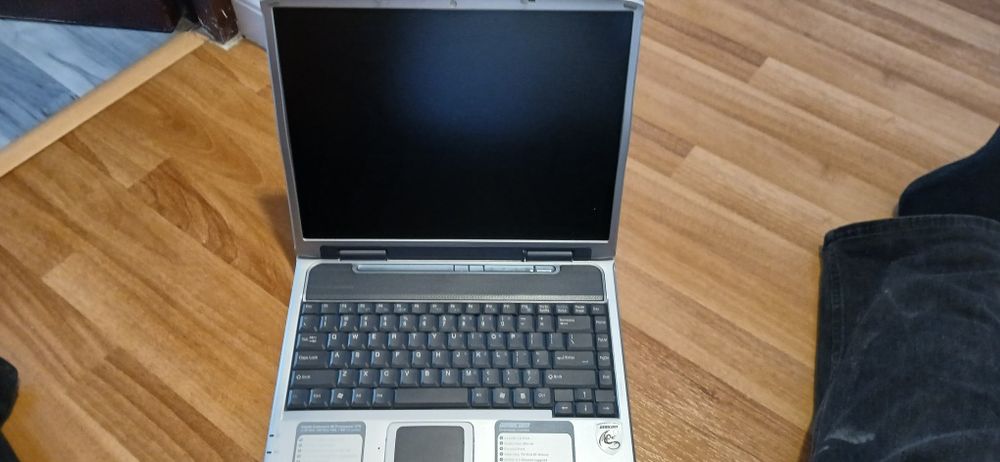 Laptop cu incarcator