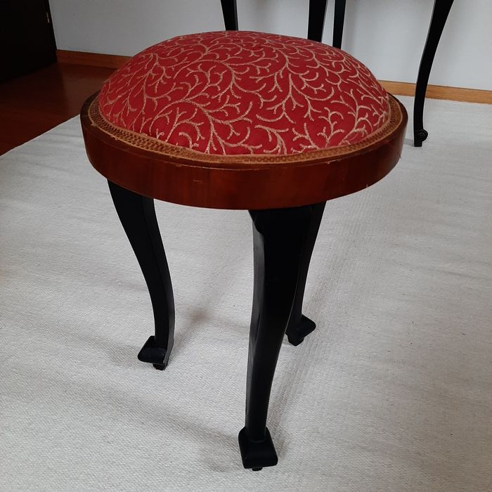 Masuta veche pentru cafea cu patru taburete