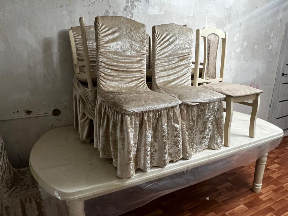 стул с стульями и чехлами