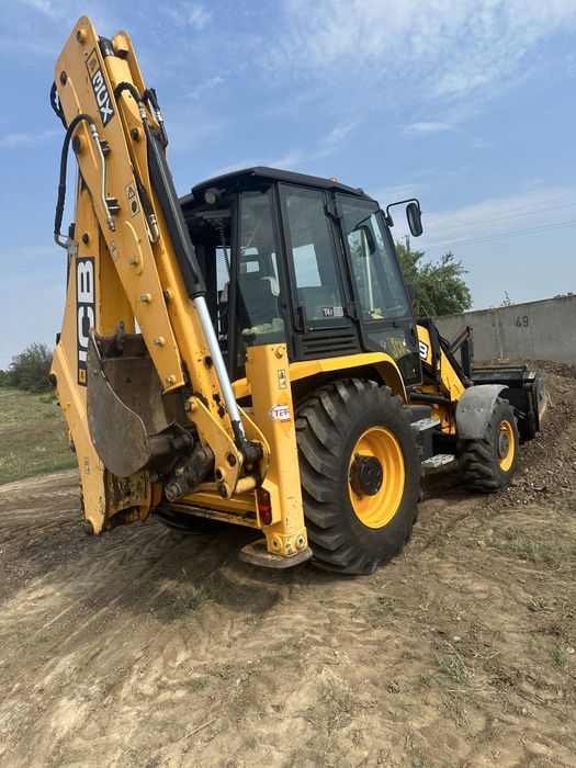 Inchiriez Buldoexcavator Miniexcavator Bobcat