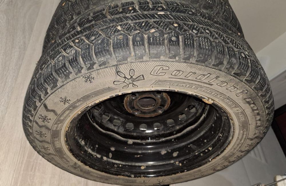 Продам зимние шины с дисками