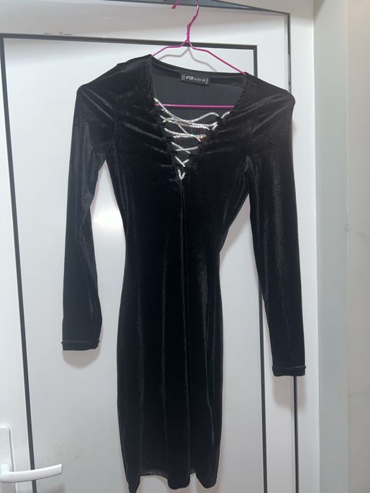 Ефектна рокля с дълъг ръкав